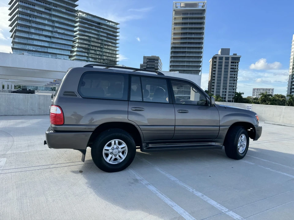 2000 Lexus LX 2nd Gen - Image 30 of 31