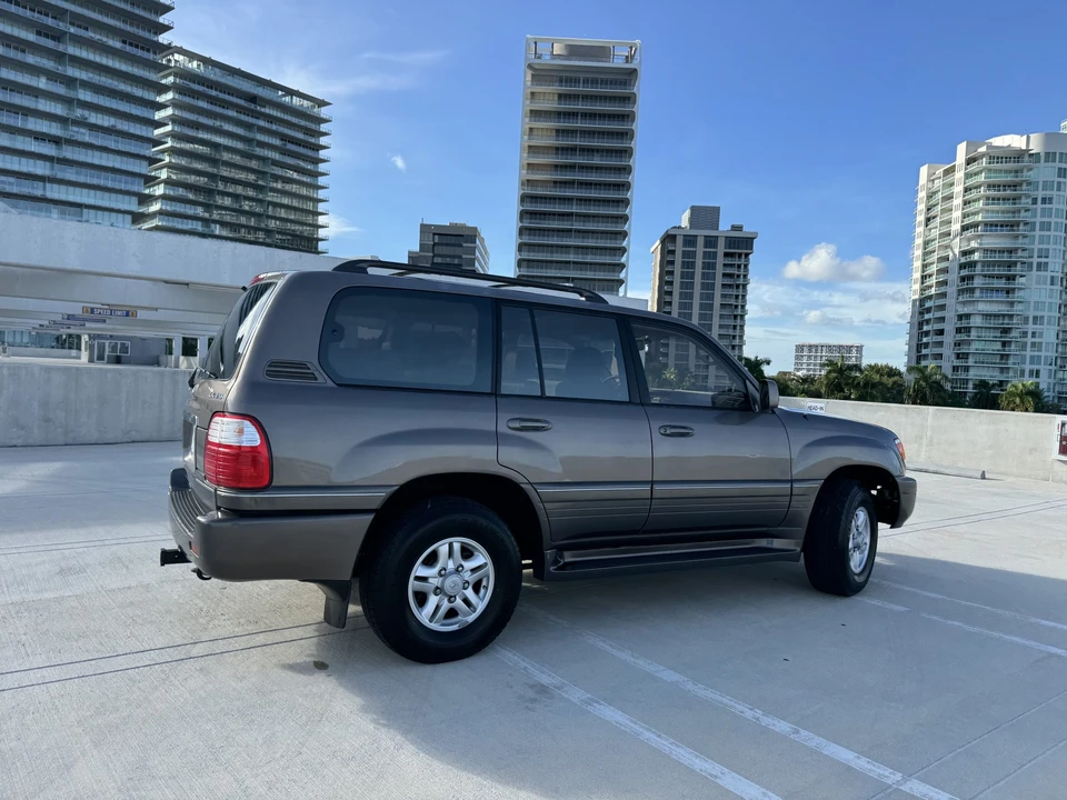 2000 Lexus LX 2nd Gen - Image 31 of 31