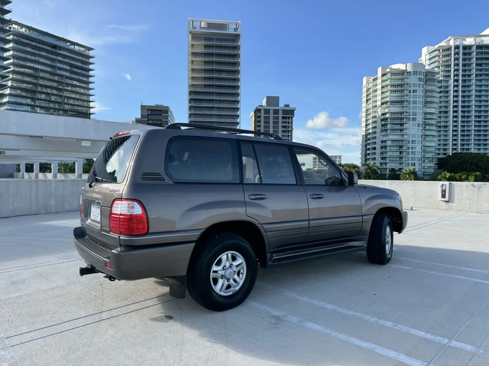 2000 Lexus LX 2nd Gen - Image 28 of 31