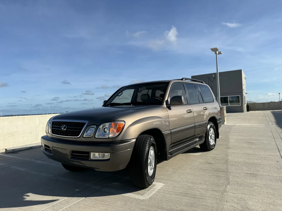 2000 Lexus LX 2nd Gen - Image 3 of 31