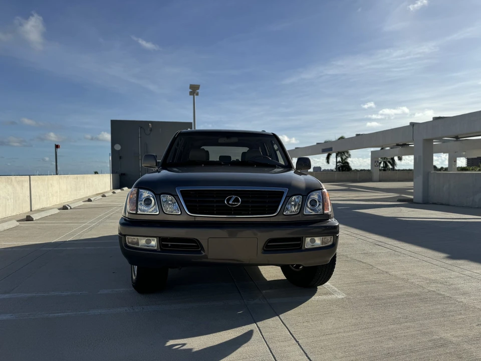 2000 Lexus LX 2nd Gen - Image 10 of 31