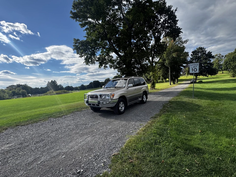 2000 Lexus LX 2nd Gen - Image 23 of 31