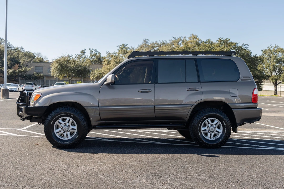 2000 Lexus LX 2nd Gen - Image 9 of 31