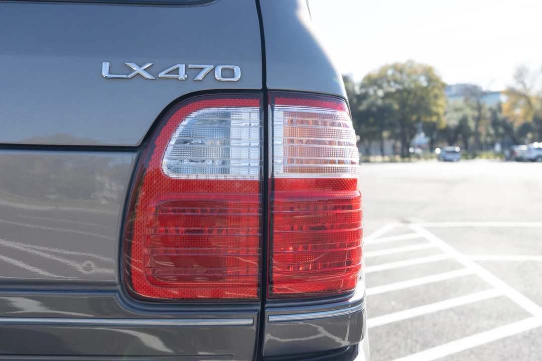 2000 Lexus LX 2nd Gen - Image 23 of 31