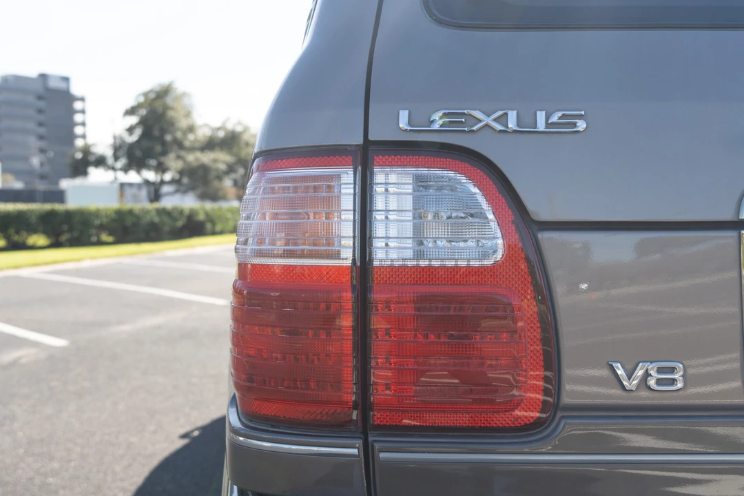 2000 Lexus LX 2nd Gen - Image 22 of 31