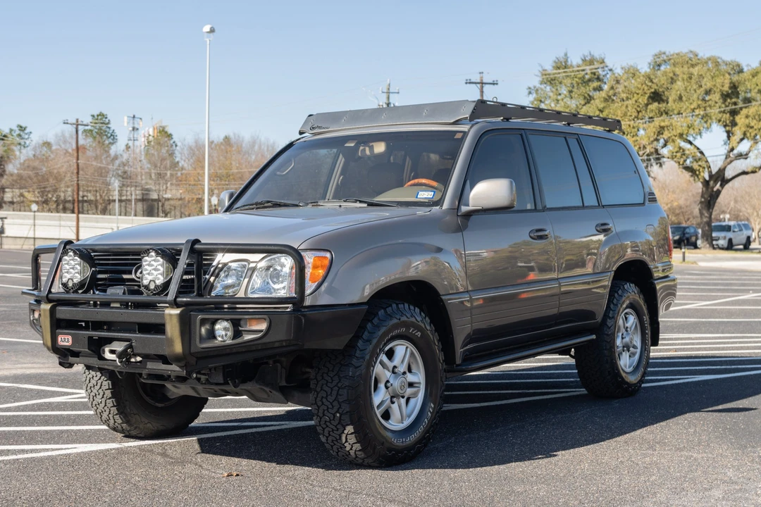 2000 Lexus LX 2nd Gen - Image 2 of 31