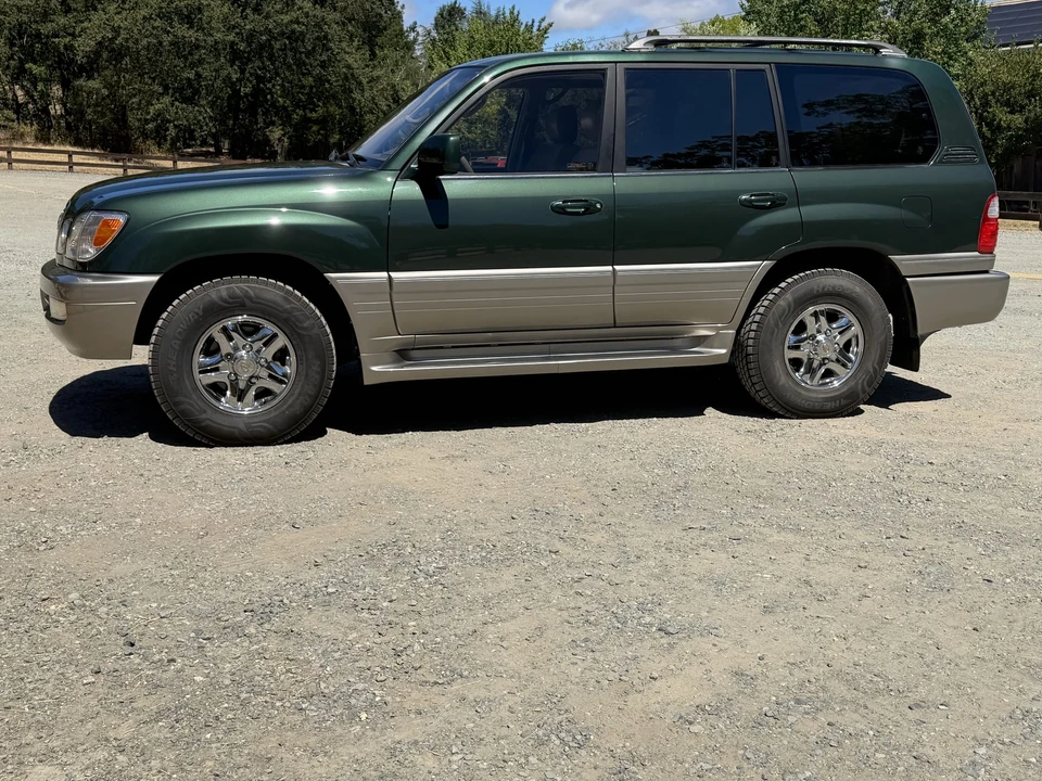 2000 Lexus LX 2nd Gen - Image 21 of 31