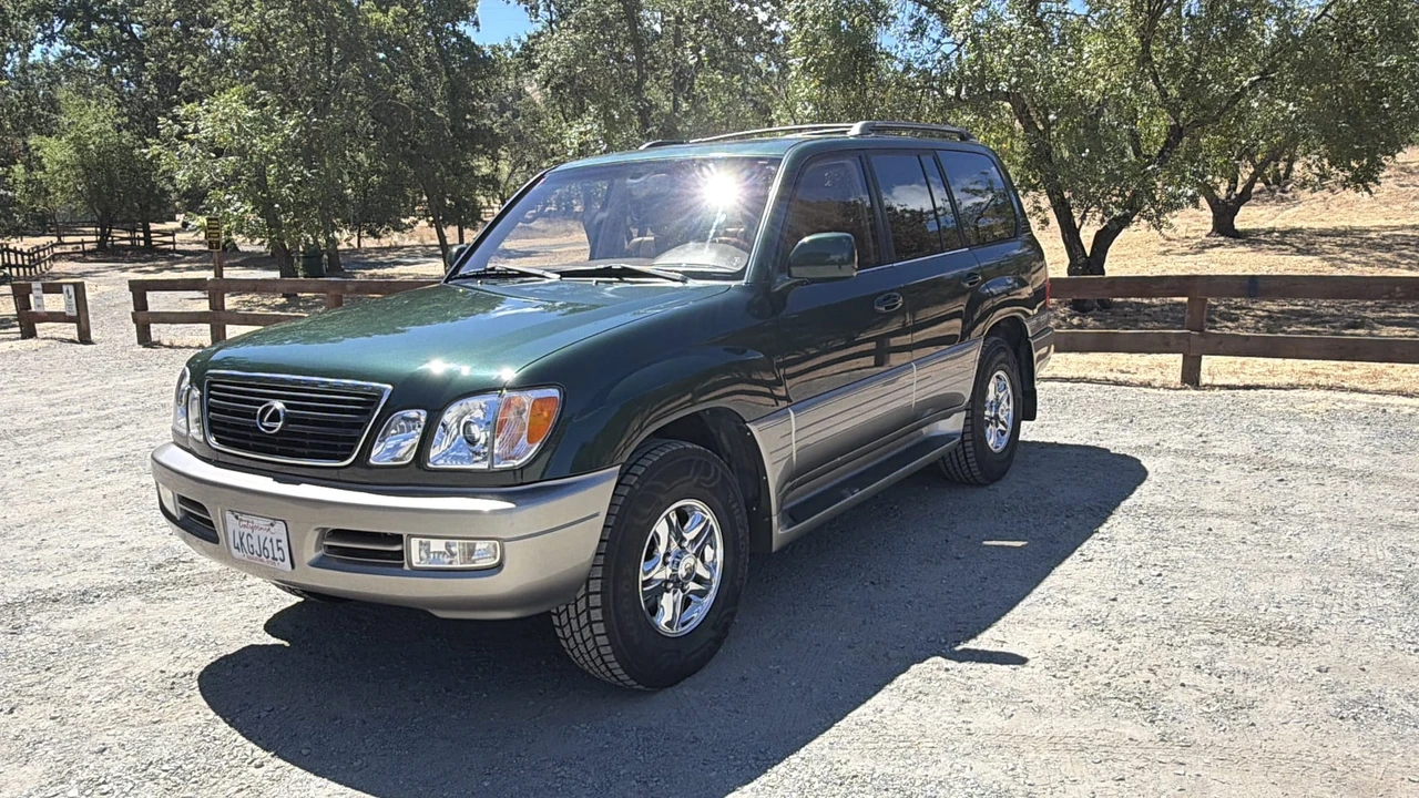 2000 Lexus LX 2nd Gen - Image 11 of 31