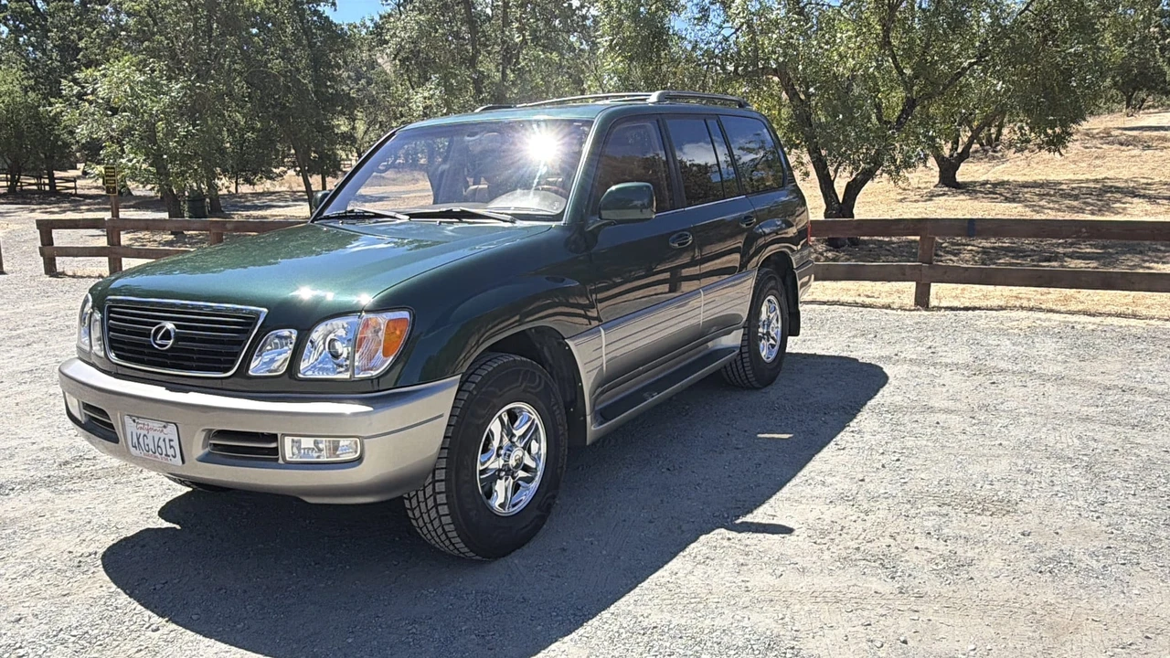 2000 Lexus LX 2nd Gen - Image 10 of 31