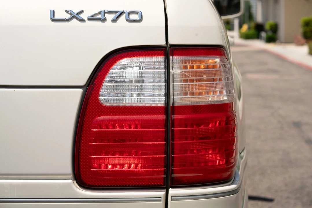 2000 Lexus LX 2nd Gen - Image 30 of 31
