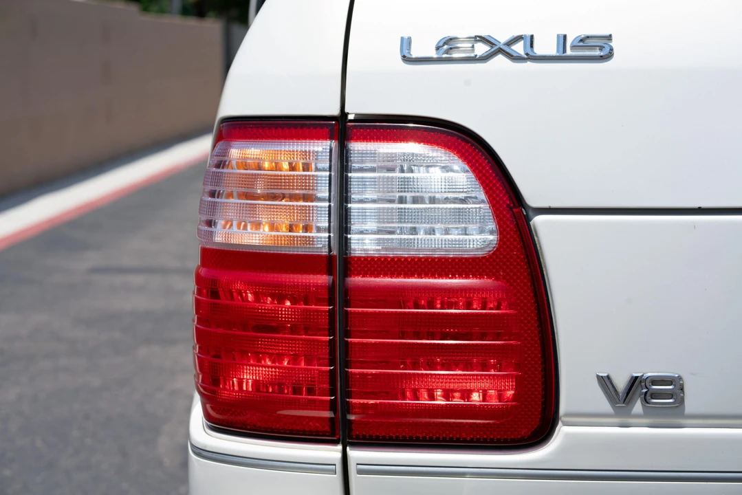 2000 Lexus LX 2nd Gen - Image 29 of 31
