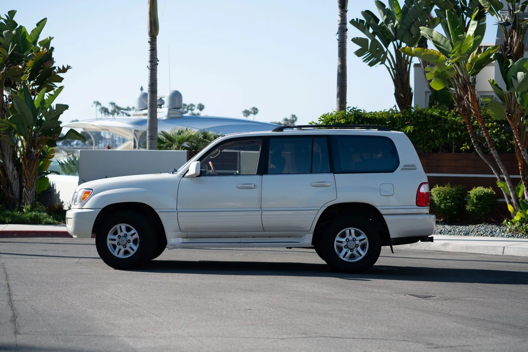 2000 Lexus LX 2nd Gen - Image 5 of 31