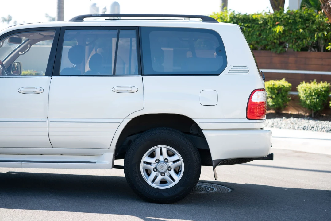 2000 Lexus LX 2nd Gen - Image 26 of 31