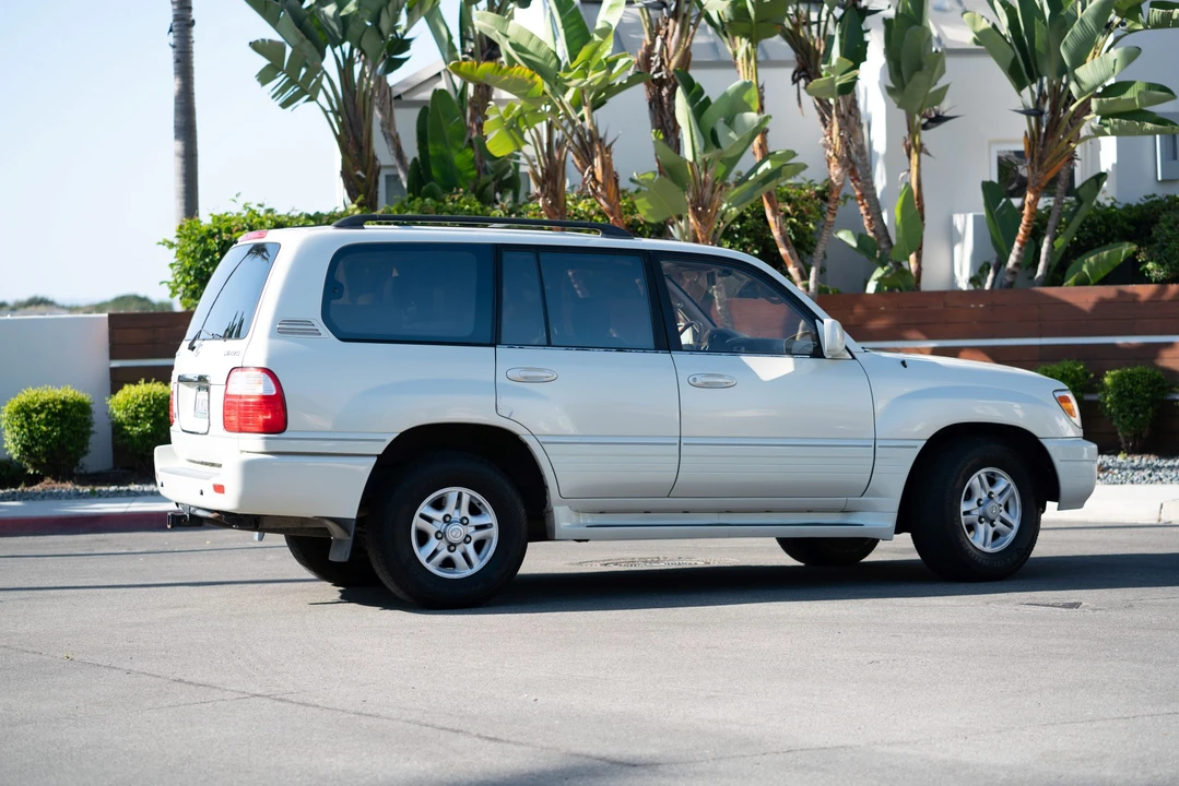 2000 Lexus LX 2nd Gen - Image 11 of 31