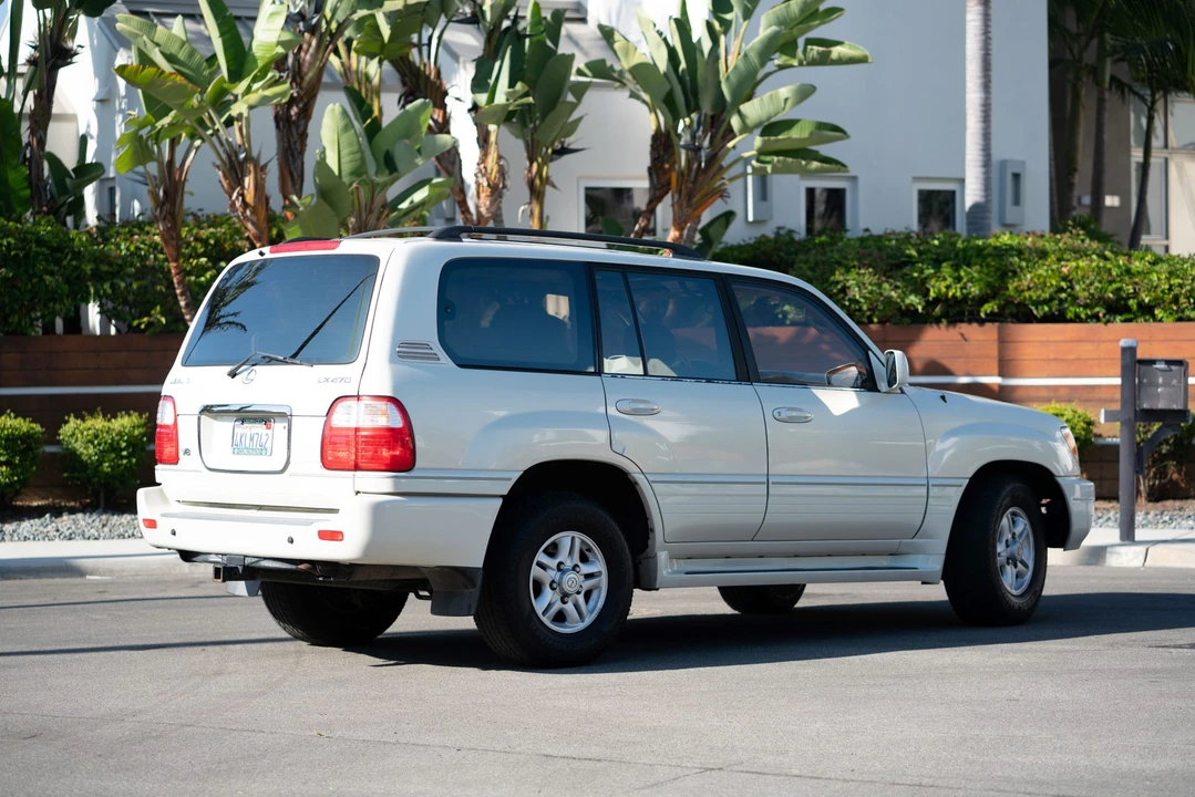2000 Lexus LX 2nd Gen - Image 10 of 31