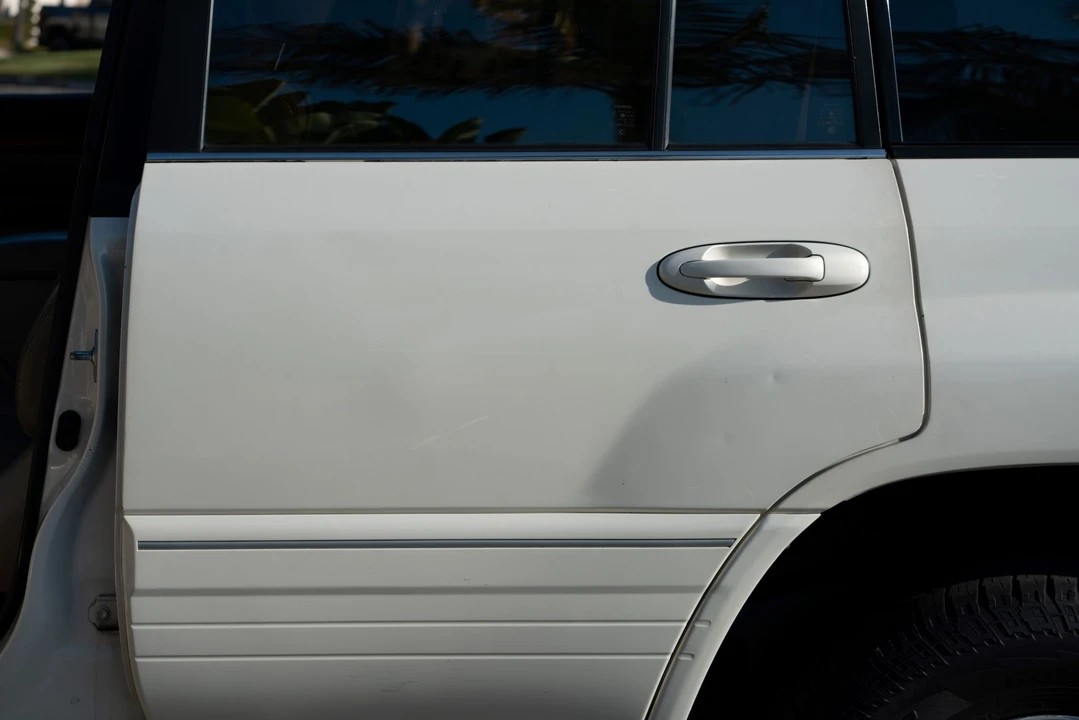 2000 Lexus LX 2nd Gen - Image 23 of 31