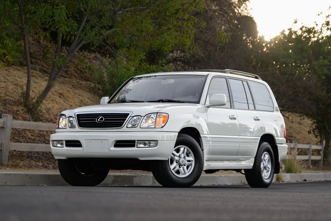 2000 Lexus LX 2nd Gen - Image 3 of 31