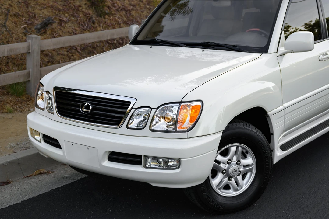 2000 Lexus LX 2nd Gen - Image 25 of 31