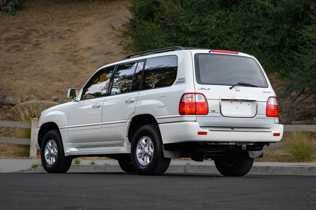 2000 Lexus LX 2nd Gen - Image 16 of 31