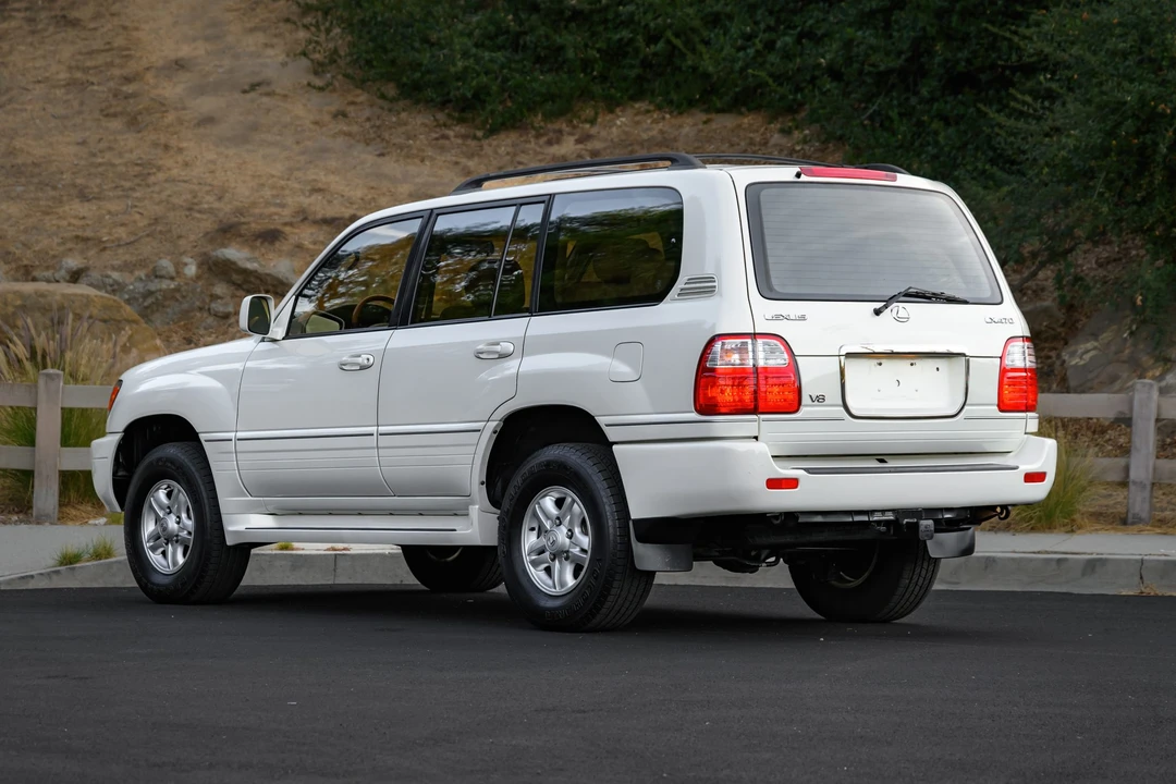 2000 Lexus LX 2nd Gen - Image 17 of 31