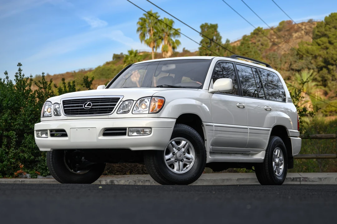 2000 Lexus LX 2nd Gen - Image 2 of 31