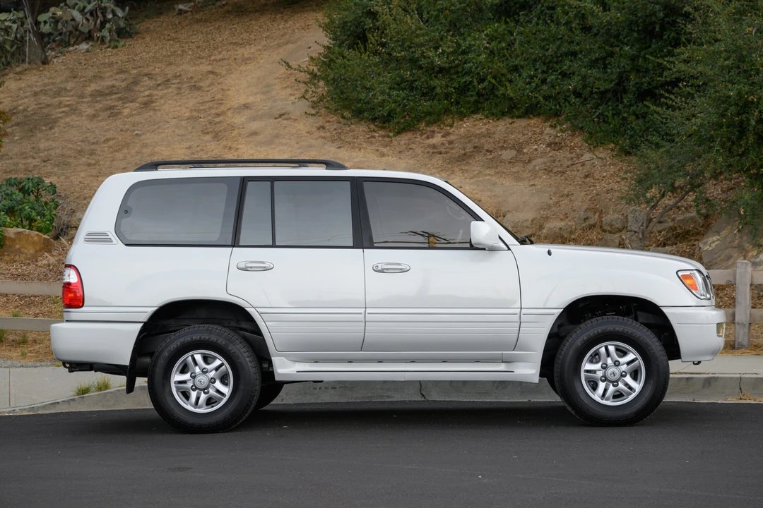 2000 Lexus LX 2nd Gen - Image 11 of 31