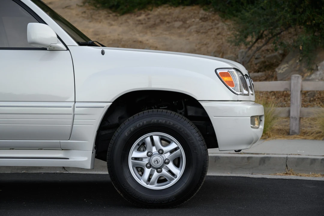 2000 Lexus LX 2nd Gen - Image 24 of 31