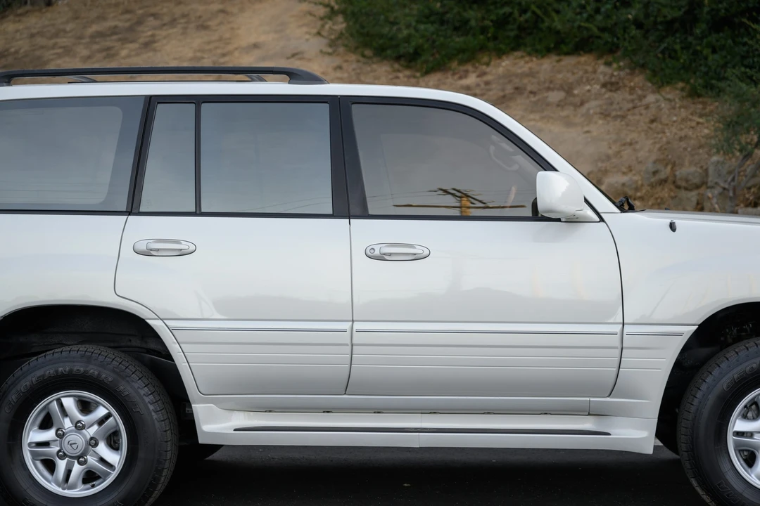 2000 Lexus LX 2nd Gen - Image 23 of 31