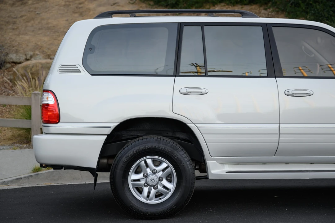 2000 Lexus LX 2nd Gen - Image 22 of 31