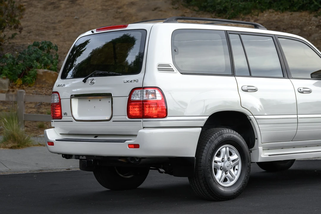 2000 Lexus LX 2nd Gen - Image 28 of 31