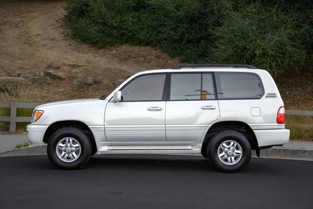 2000 Lexus LX 2nd Gen - Image 18 of 31