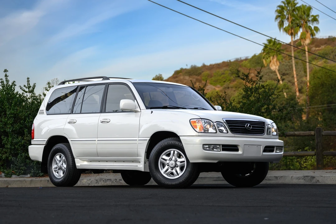 2000 Lexus LX 2nd Gen - Image 10 of 31