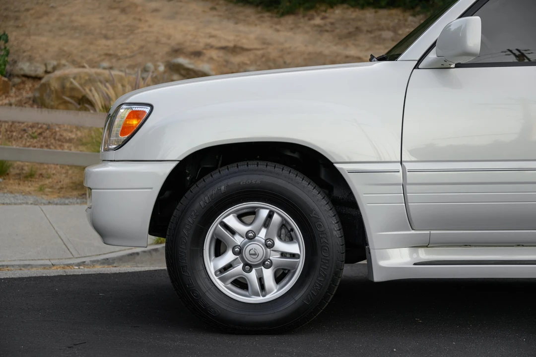 2000 Lexus LX 2nd Gen - Image 19 of 31