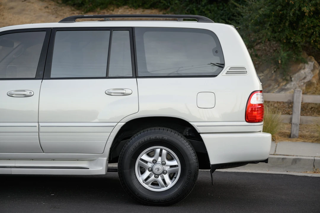 2000 Lexus LX 2nd Gen - Image 21 of 31