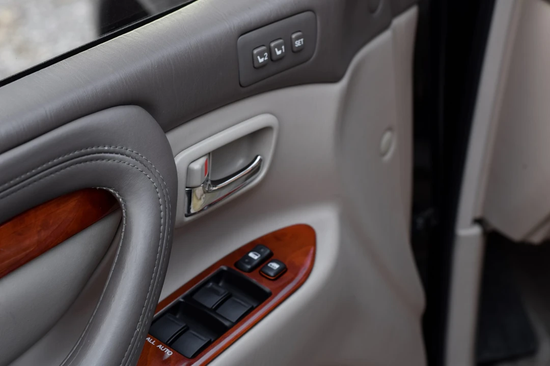 2000 Lexus LX 2nd Gen - Image 30 of 31