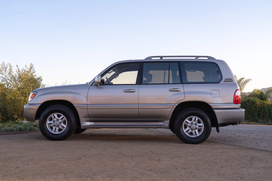 2000 Lexus LX 2nd Gen - Image 4 of 31