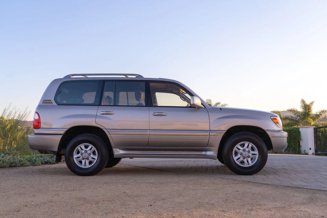 2000 Lexus LX 2nd Gen - Image 14 of 31