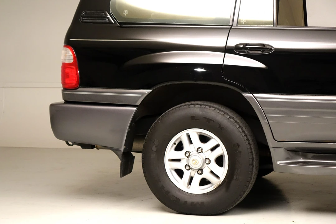 2000 Lexus LX 2nd Gen - Image 28 of 31