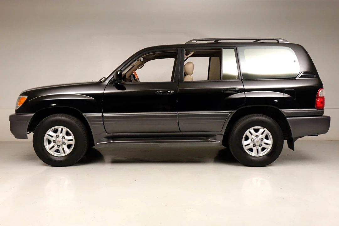 2000 Lexus LX 2nd Gen - Image 2 of 31