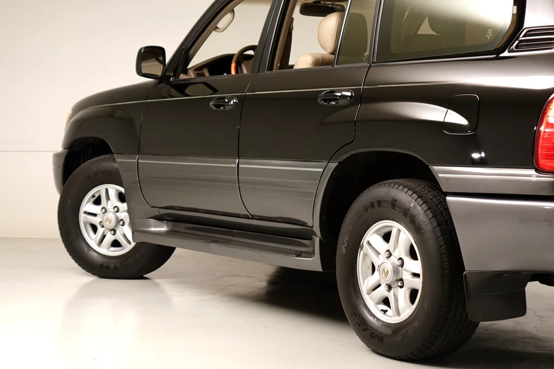 2000 Lexus LX 2nd Gen - Image 23 of 31