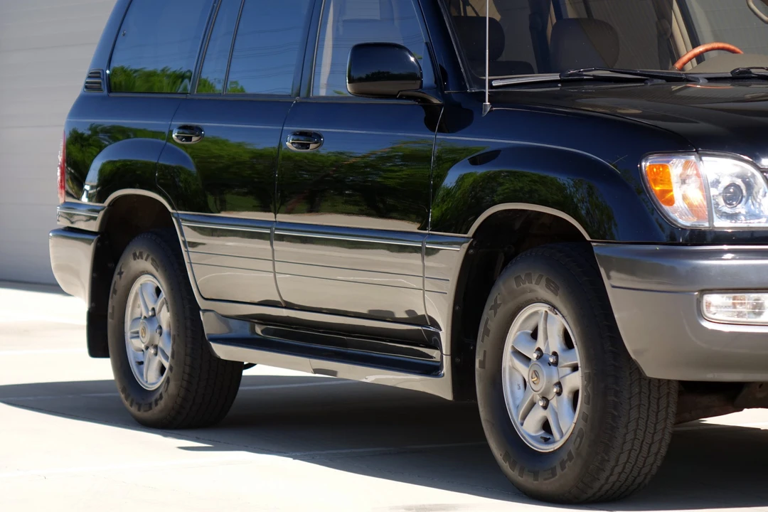 2000 Lexus LX 2nd Gen - Image 17 of 31