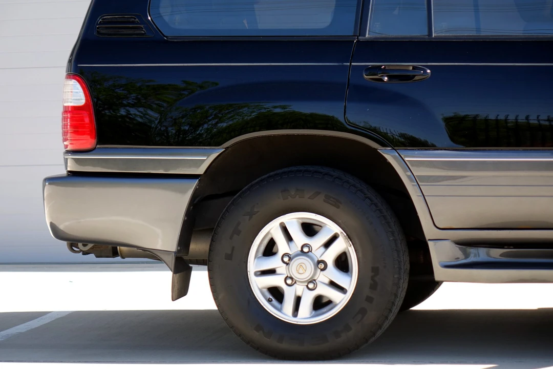 2000 Lexus LX 2nd Gen - Image 24 of 31