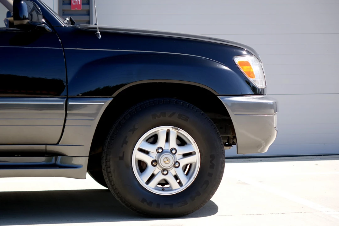 2000 Lexus LX 2nd Gen - Image 25 of 31