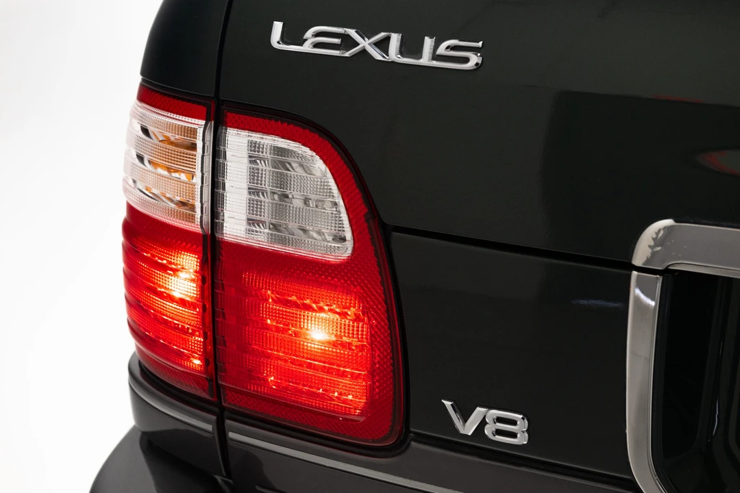 2000 Lexus LX 2nd Gen - Image 22 of 31