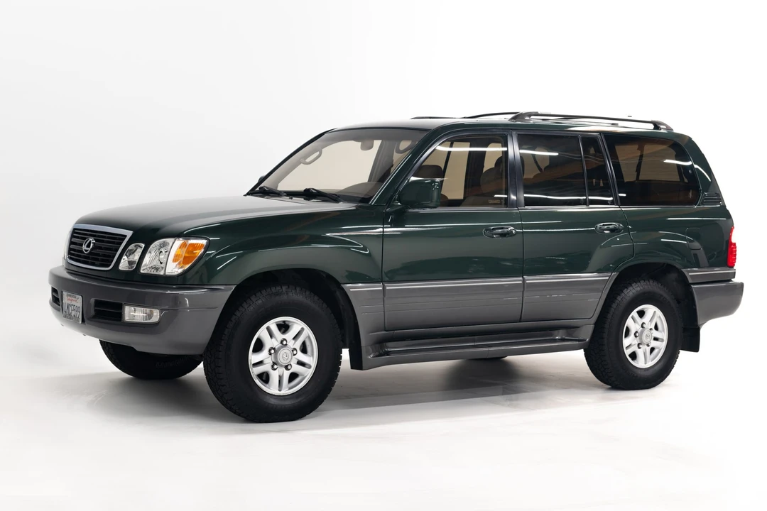 2000 Lexus LX 2nd Gen - Image 2 of 31