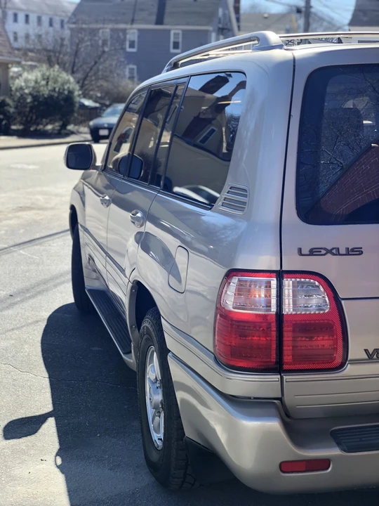 2000 Lexus LX 2nd Gen - Image 21 of 31