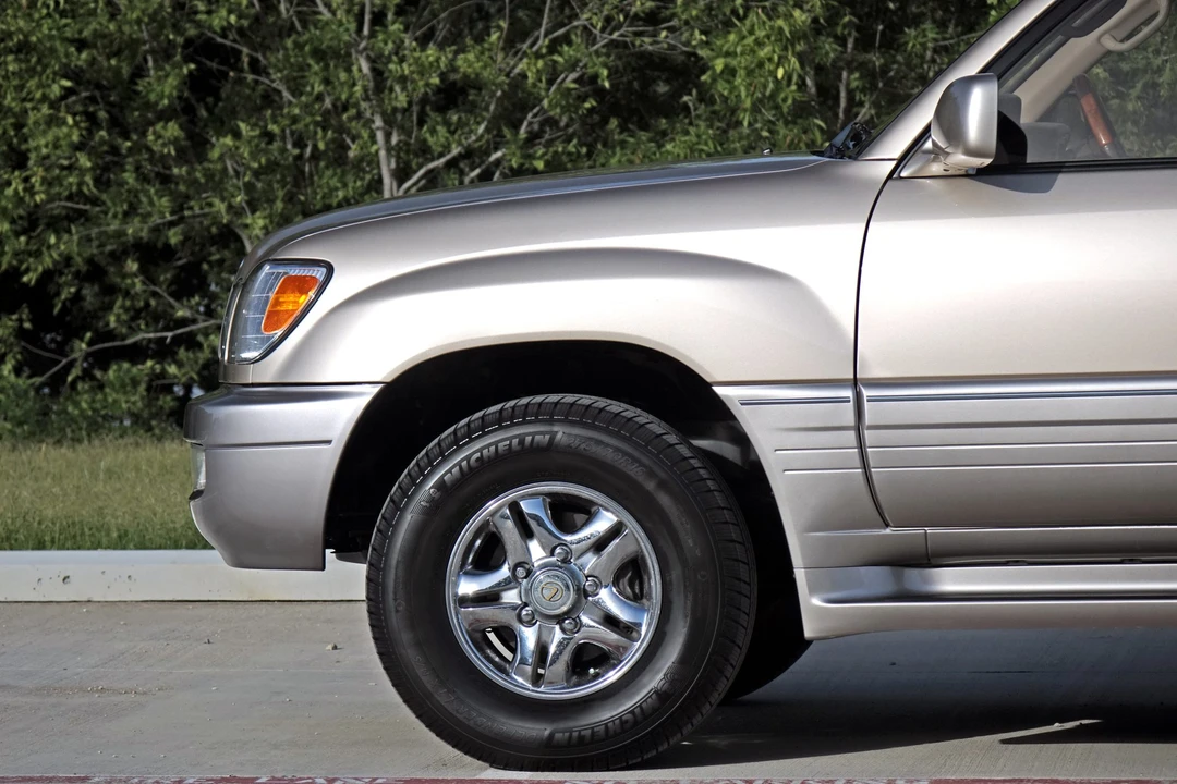 2000 Lexus LX 2nd Gen - Image 20 of 31