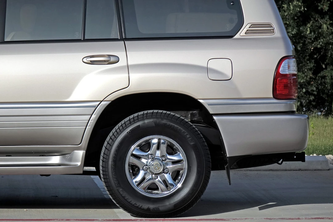 2000 Lexus LX 2nd Gen - Image 21 of 31