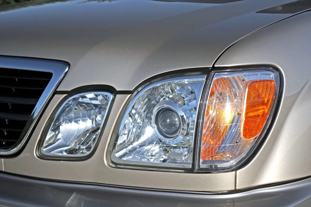 2000 Lexus LX 2nd Gen - Image 30 of 31