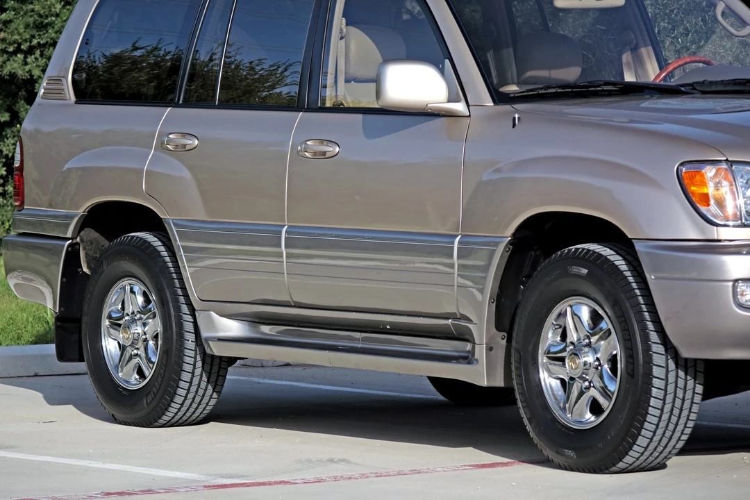 2000 Lexus LX 2nd Gen - Image 13 of 31
